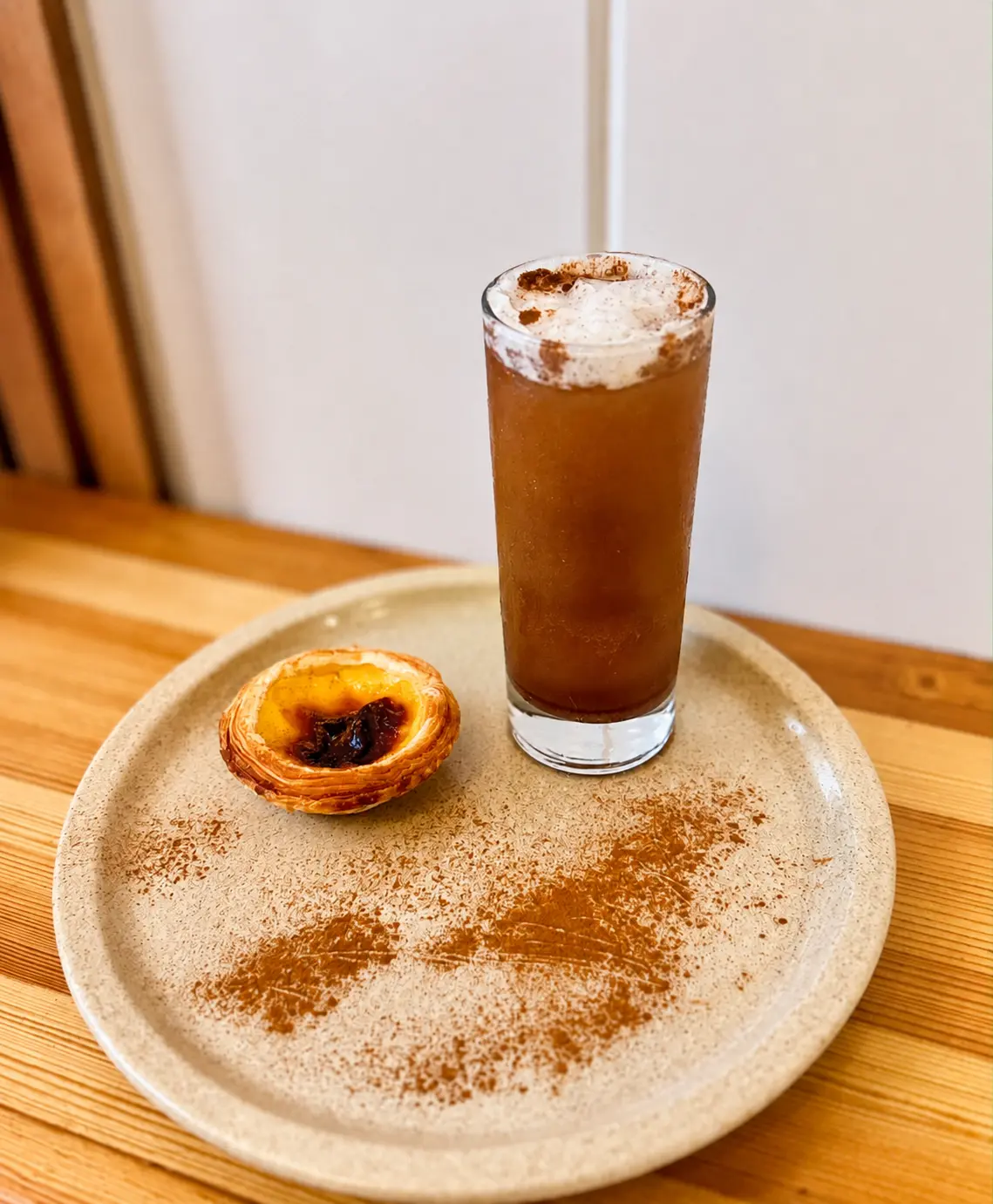 Pastel de nata com café gelado